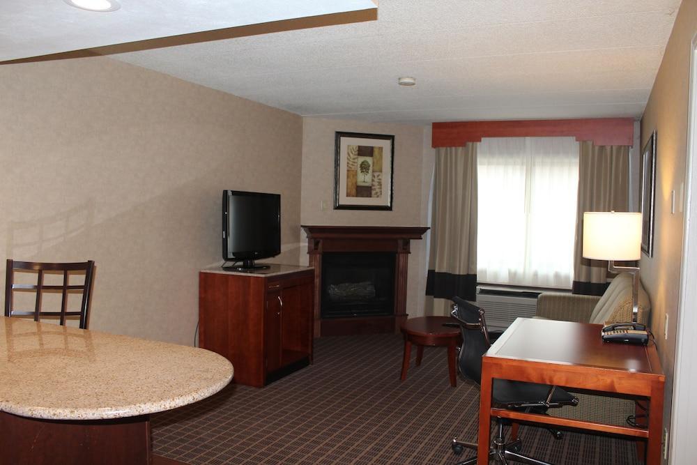 Comfort Inn & Suites West Springfield Exterior photo