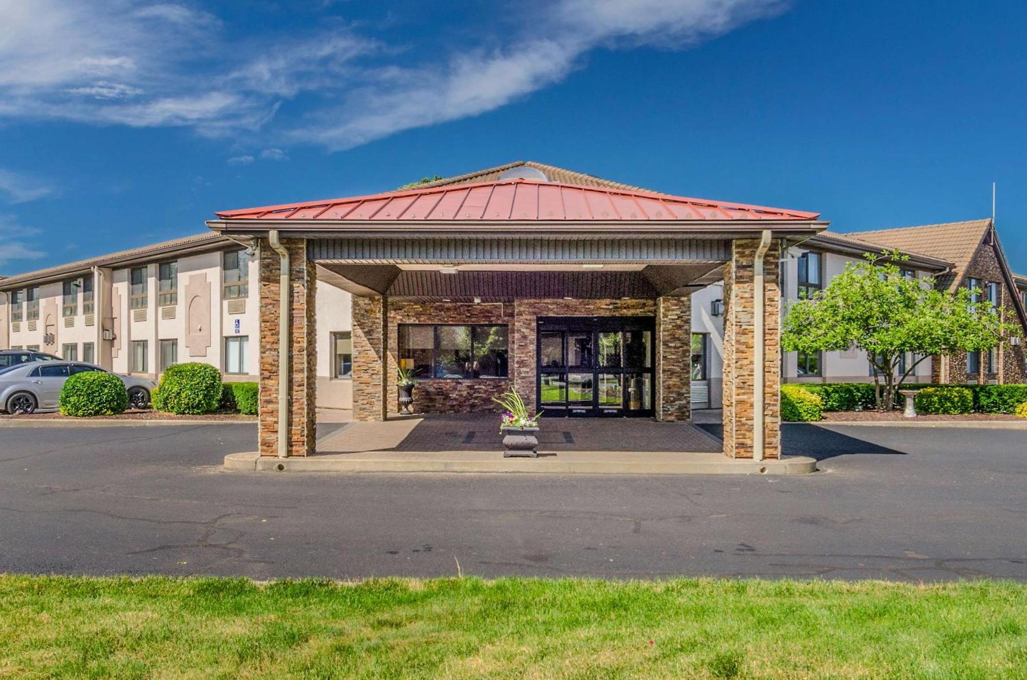 Comfort Inn & Suites West Springfield Exterior photo